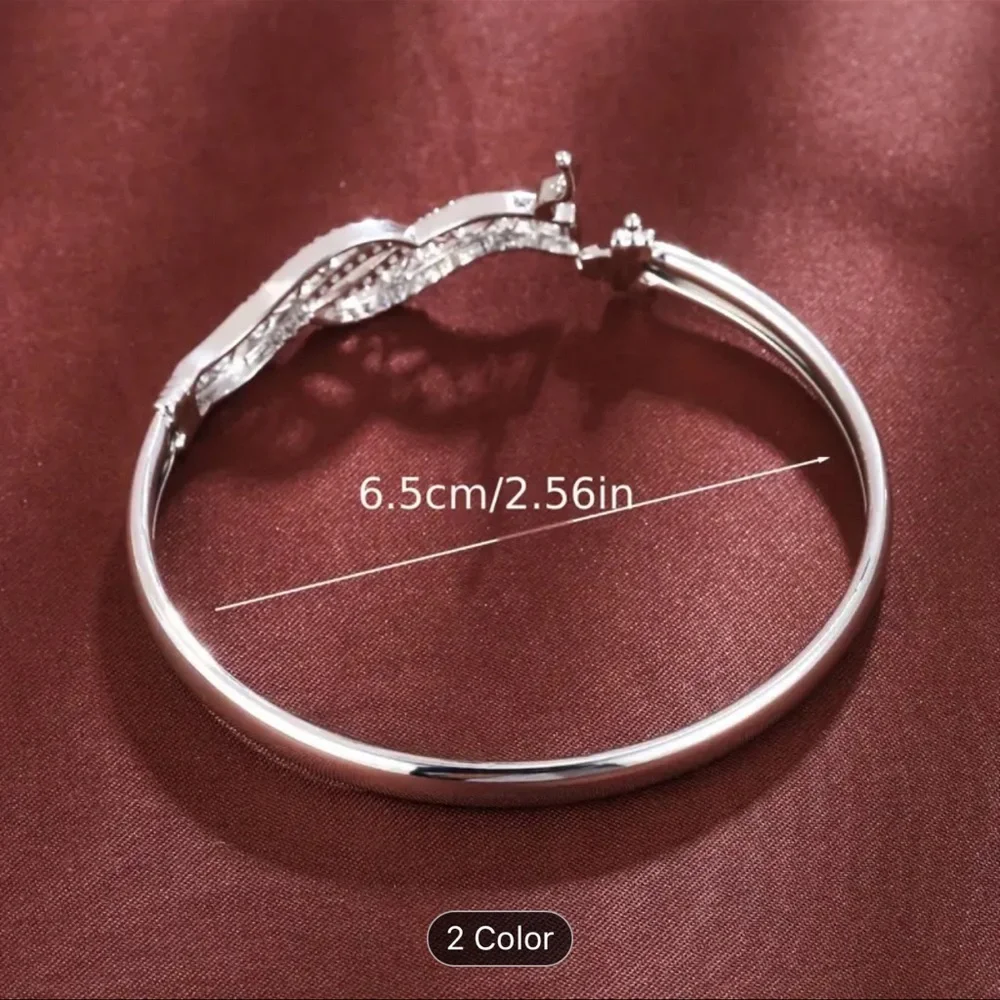 Elegant 18K Golden Plated Copper Bracelet for Women, Vintage-Inspired Luxury - Picture 4 of 6